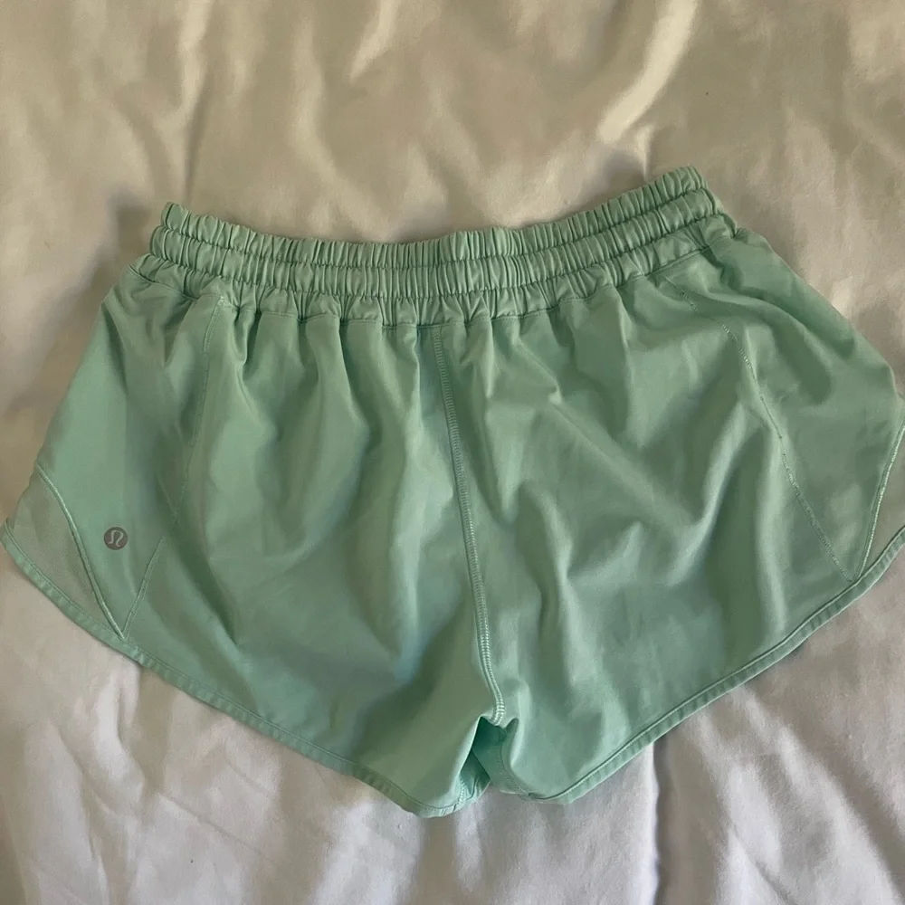 Lululemon Hotty hot shorts 2.5” inseam low rise - Picture 2 of 5